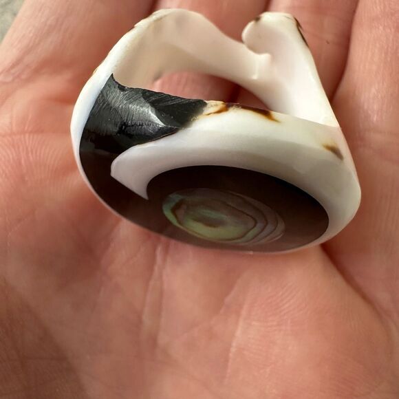 Vintage Chunky Shell And Mother And Pearl Carved Cocktail Ring - Picture 7 of 9